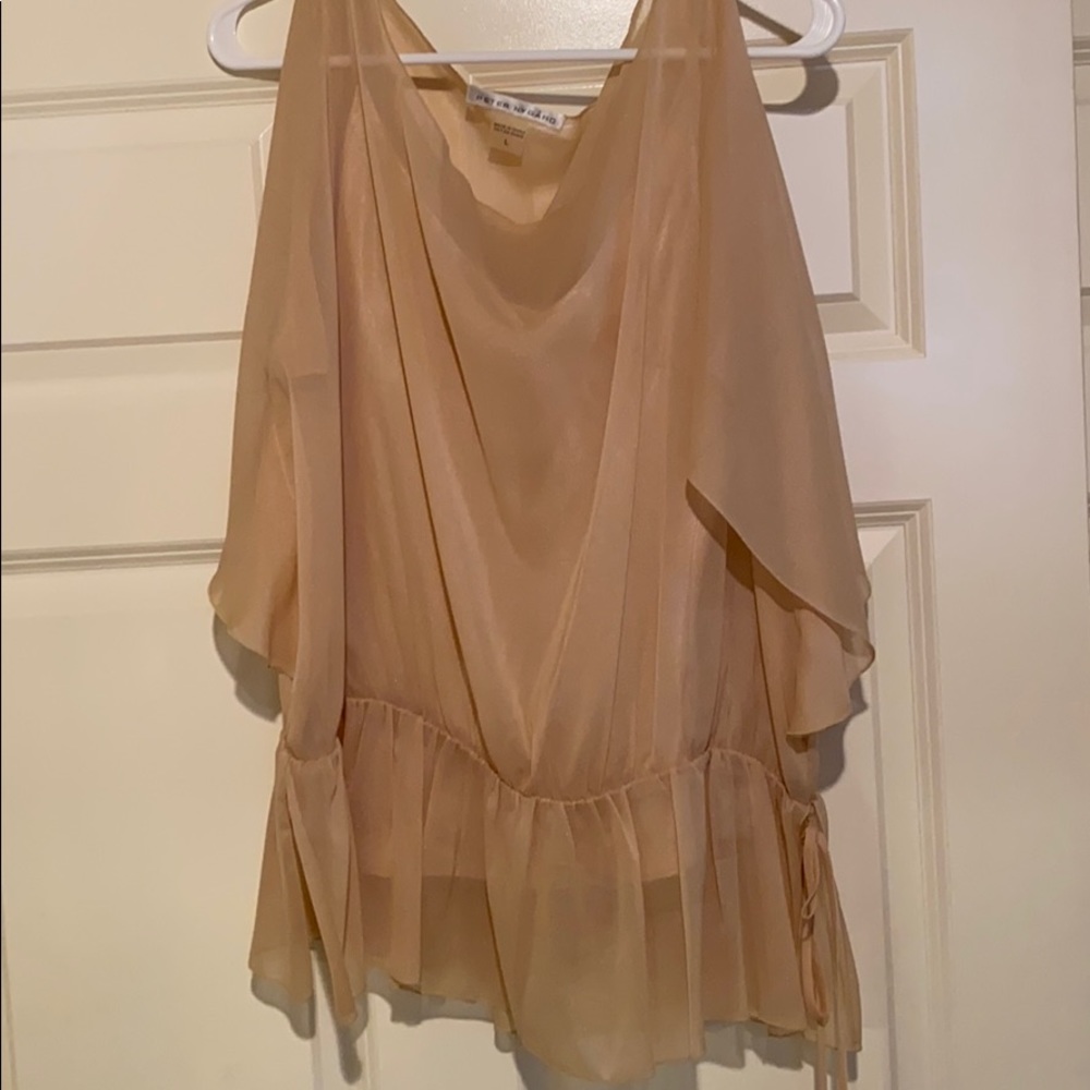 Pretty light gold top